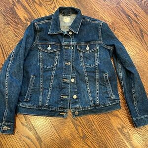 Gap sz M medium jean jacket darker blue; slim fit to body; nice seam detailing